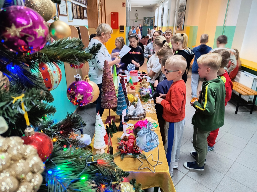 Zbiórka żywności, pieczenie pierniczków i kiermasz świąteczny